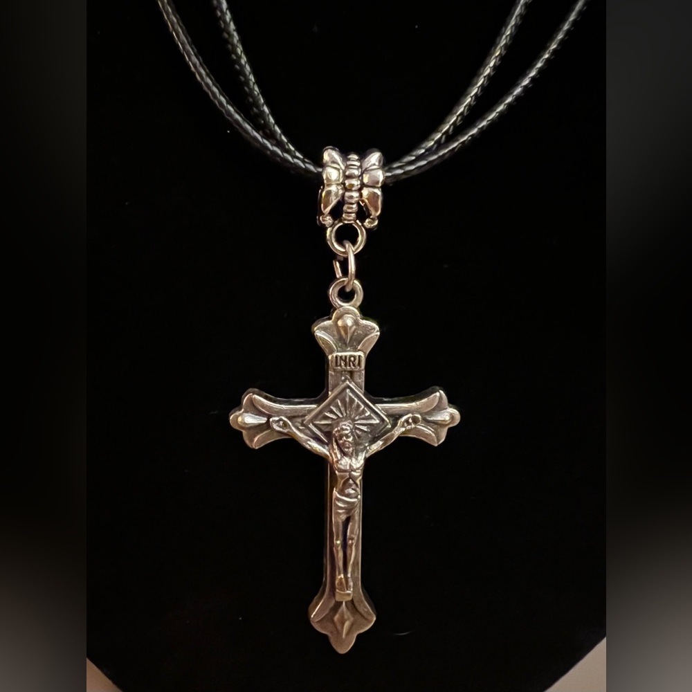 NWT Silvery Cross Pendant Necklace